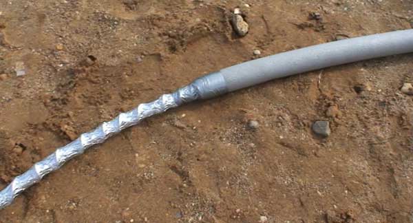 Труба ПНД-32 с греющим саморегулирующим кабелем Raychem FrostGuard - truba