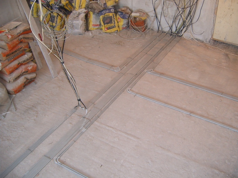 Электромонтаж в квартире - разводка по полу - S3700184.JPG