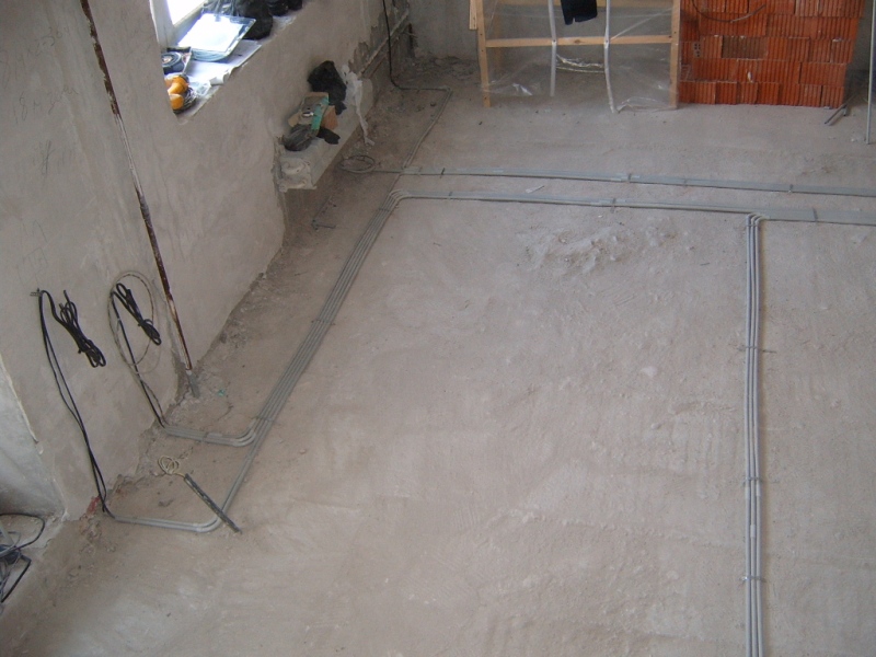 Электромонтаж в квартире - разводка по полу - S3700185.JPG