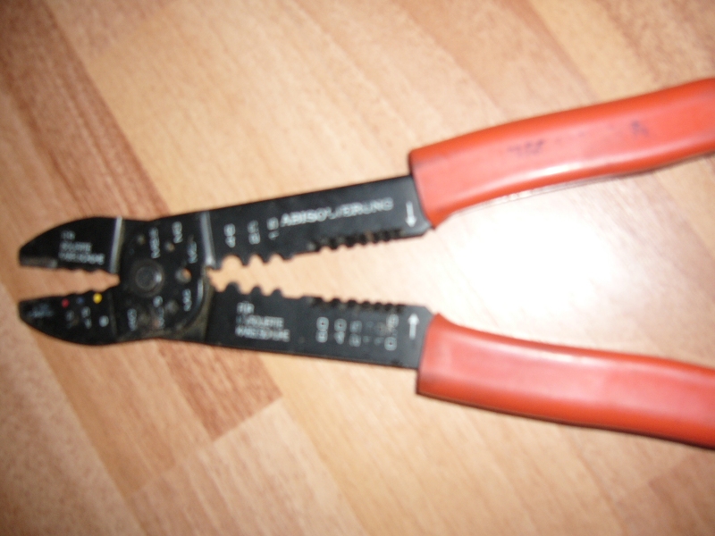 Обжимка. Чистит изоляцию и обжимает наконечники. - P1070468.JPG