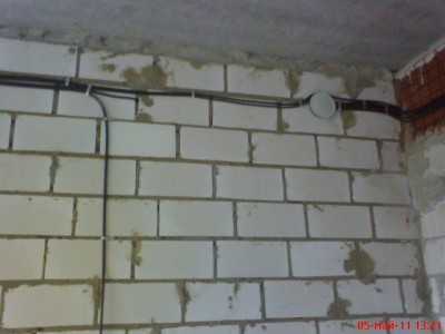 На каком расстоянии от потолка проходит проводка в квартире - DSC00812.JPG