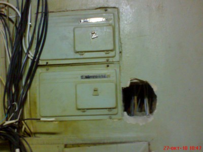 Прочистка бетонного канала - старые щиты этажа с проходом.JPG