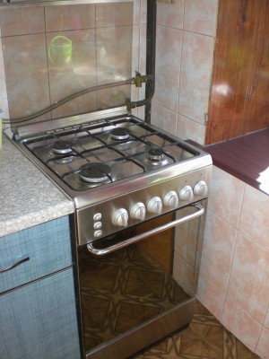 труба проходит за газовой плитой - DSCN0921