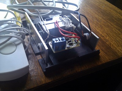 Это звонок в разобранном виде. Слева белые провода от кнопки звонка, справа провода от сети 220в. - IMG_20111020_113447