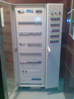 Вот что получилось в результате. Возможность управления освещением или с пульта, или кнопками с щита. - Фото004.jpg