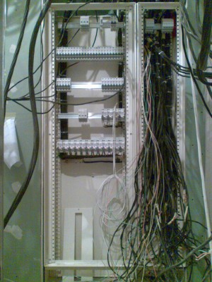 Щит состоял из двух отделений. В большом располагались автоматы и управление вентиляцией, в маленьком управление освещением. - фото (0).jpg