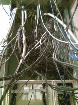 Мрачное начало. Особенно если учитывать, что электрики, выполнявшие разводку, были слегка не вменяемыми, пришлось процентов 70 проводов прозванивать. - фото (3).jpg