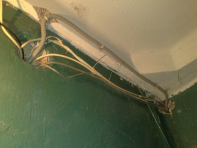 СТРАННАЯ ТРУБКА ИЛИ ШЛАНГ ИЗ ЩИТКА К СОСЕДЯМ. - truba