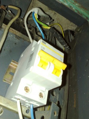 ВИДЕН КАБЕЛЬ ЗАЗЕМЛЕНИЯ С КАКОЙ ТО СРКУТКОЙ, УХОДЯЩИЙ НЕПОНЯТНО КУДА - zazeml