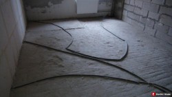 Чужая проводка по всему полу моей квартиры - 1_prov_resize.JPG