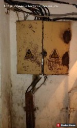 Грустный ГРЩ в подъезде жилого дома - IMAG7990