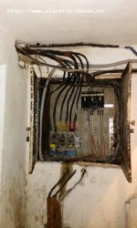 Грустный ГРЩ в подъезде жилого дома - IMAG7996