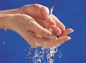 При мытье рук бьет током – как решить данную проблему?